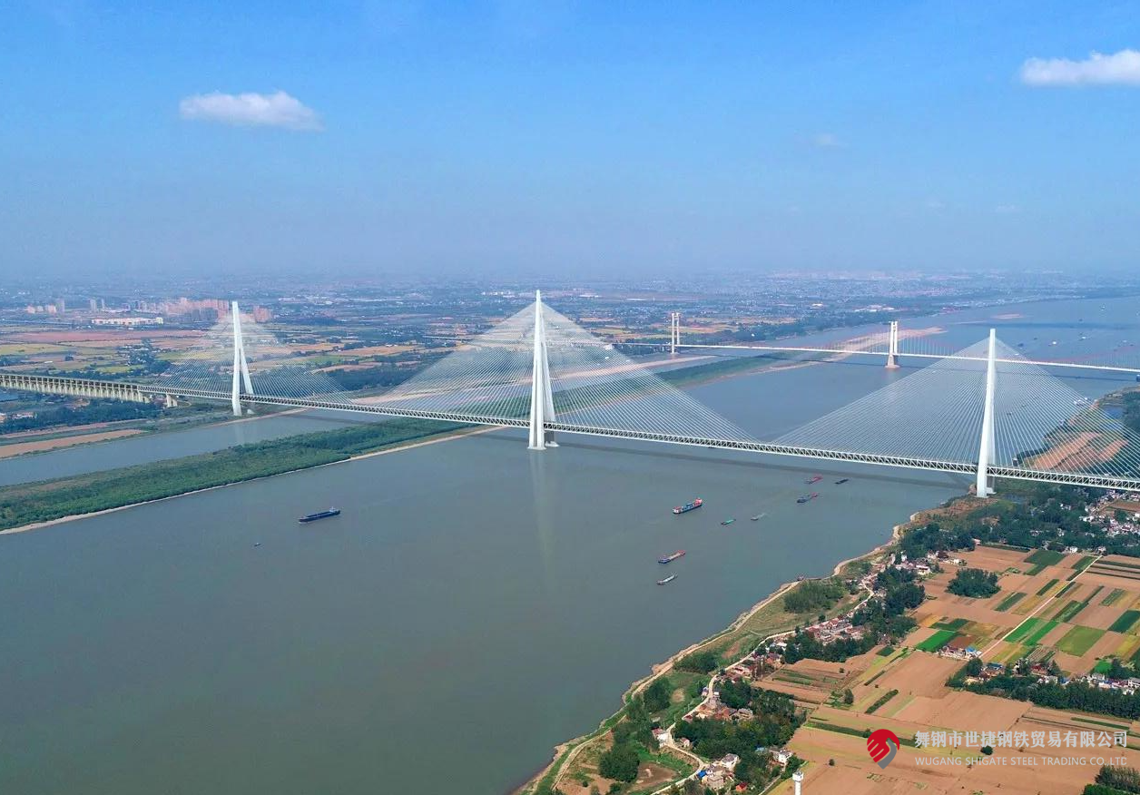 4月10日，中央電視臺(tái)《新聞聯(lián)播》和《東方時(shí)空》節(jié)目同時(shí)播報(bào)了世界最大跨度三塔斜拉橋——馬鞍山長(zhǎng)江公鐵大橋主塔開(kāi)始吊裝的消息。該項(xiàng)目建設(shè)過(guò)程中，河鋼集團(tuán)舞鋼公司累計(jì)為其供應(yīng)高級(jí)別橋梁鋼板Q370qE、Q420qE、Q500qE近6萬(wàn)噸，用于該橋關(guān)鍵部位建設(shè)。其中，批量供貨的高級(jí)別橋梁鋼Q500qE各項(xiàng)技術(shù)指標(biāo)世界領(lǐng)先。目前，舞鋼高端橋梁鋼實(shí)現(xiàn)了從Q345到Q690級(jí)別的全覆蓋。    2219e9e1e81cd18f2738bf2b469e6b98.png  近年來(lái)，舞鋼加速“兩個(gè)結(jié)構(gòu)”優(yōu)化，以高端客戶需求和產(chǎn)業(yè)鏈高質(zhì)量發(fā)展為導(dǎo)向，不斷推動(dòng)技術(shù)和產(chǎn)品升級(jí)。針對(duì)項(xiàng)目需求，舞鋼成立攻關(guān)團(tuán)隊(duì)，與客戶深度對(duì)接，精心設(shè)計(jì)生產(chǎn)保供方案，通過(guò)精確控制冶煉過(guò)程，確保了鋼板內(nèi)部質(zhì)量穩(wěn)定；創(chuàng)新軋制、熱處理工藝，攻克制約鋼板強(qiáng)度提升的工藝瓶頸，確保了鋼板各項(xiàng)性能全部滿足客戶要求。  為了保證在極短的交貨期內(nèi)實(shí)現(xiàn)高質(zhì)量交貨，舞鋼集中各類優(yōu)勢(shì)資源，創(chuàng)新橋梁鋼生產(chǎn)工藝，將交貨期縮短了約5天時(shí)間。在客戶的加工使用、安裝等各環(huán)節(jié)，舞鋼技術(shù)營(yíng)銷服務(wù)團(tuán)隊(duì)及進(jìn)跟進(jìn)，為其提供精準(zhǔn)、專業(yè)的服務(wù)，贏得了客戶信賴。  馬鞍山長(zhǎng)江公鐵大橋單跨1120米，雙跨連續(xù)跨度2240米；中塔塔高345米，相當(dāng)于115層樓，為目前世界最高橋塔；承臺(tái)長(zhǎng)89.2米、寬54.7米，平面面積近5000平方米，相當(dāng)于8個(gè)標(biāo)準(zhǔn)籃球場(chǎng)，為目前世界最大規(guī)模的橋梁樁基礎(chǔ)。