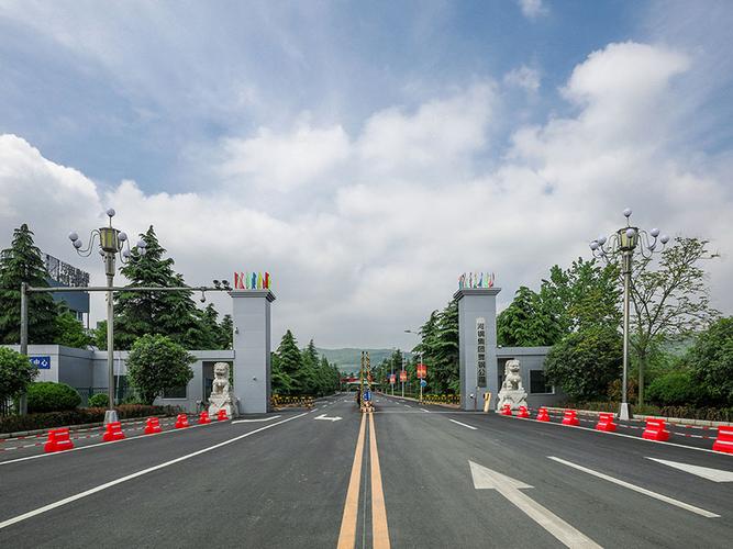 河鋼集團舞陽鋼鐵公司是我國寬厚鋼板生產(chǎn)科研基地。擁有4100mm+4100mm和4200mm+4300mm兩條技術先進的雙機架寬厚鋼板生產(chǎn)線,配套有國內(nèi)寬厚板行業(yè)優(yōu)勢明顯的鋼錠模鑄線及鋼板熱處理設施,具有雄厚的研發(fā)制造實力。具有年產(chǎn)鋼500萬噸、寬厚鋼板360萬噸、銷售收入200億元的綜合實力。 河鋼集團舞陽鋼鐵公司是我國寬厚鋼板生產(chǎn)科研基地。擁有4100mm+4100mm和4200mm+4300mm兩條技術先進的雙機架寬厚鋼板生產(chǎn)線,配套有國內(nèi)寬厚板行業(yè)優(yōu)勢明顯的鋼錠模鑄線及鋼板熱處理設施,具有雄厚的研發(fā)制造實力。具有年產(chǎn)鋼500萬噸、寬厚鋼板360萬噸、銷售收入200億元的綜合實力。