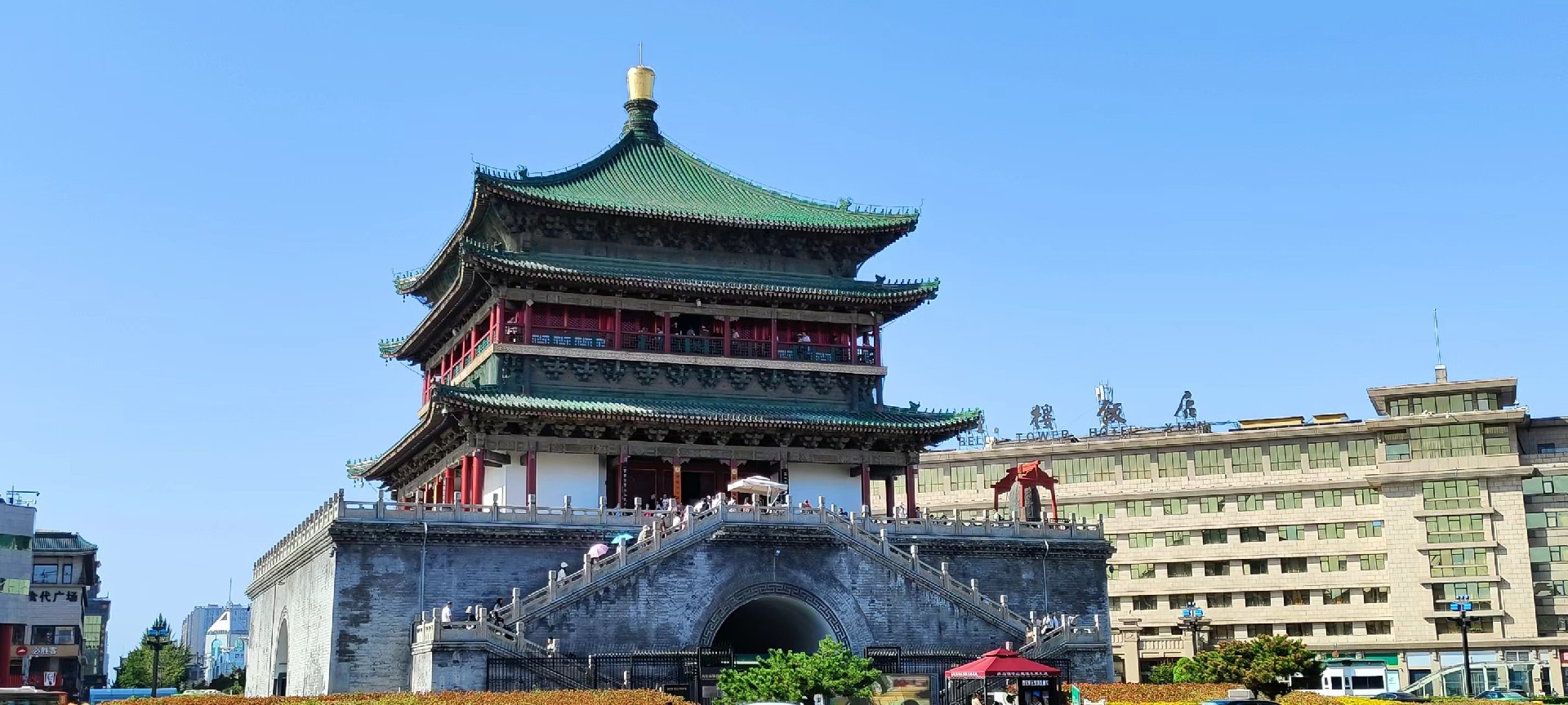 西安是國務院公布的首批國家歷史文化名城，有西周、秦、西漢、唐等在內(nèi)的13個朝代在此建都，是世界四大古都之一，中國古都學會認定的中國建都朝代最多、帝都歷史最長的古都。曾經(jīng)作為中國首都和政治、經(jīng)濟、文化中心長達1100多年。旅游景點有秦始皇兵馬俑博物館、大雁塔、陜西歷史博物館、華清池景區(qū)、碑林博物館等