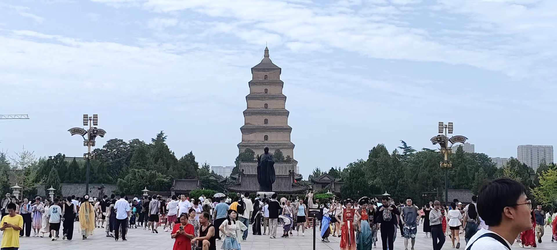 西安是國務院公布的首批國家歷史文化名城，有西周、秦、西漢、唐等在內(nèi)的13個朝代在此建都，是世界四大古都之一，中國古都學會認定的中國建都朝代最多、帝都歷史最長的古都。曾經(jīng)作為中國首都和政治、經(jīng)濟、文化中心長達1100多年。旅游景點有秦始皇兵馬俑博物館、大雁塔、陜西歷史博物館、華清池景區(qū)、碑林博物館等