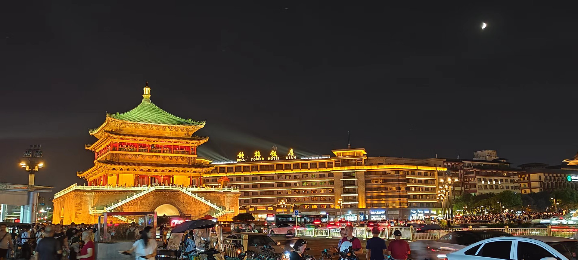 西安是國務院公布的首批國家歷史文化名城，有西周、秦、西漢、唐等在內(nèi)的13個朝代在此建都，是世界四大古都之一，中國古都學會認定的中國建都朝代最多、帝都歷史最長的古都。曾經(jīng)作為中國首都和政治、經(jīng)濟、文化中心長達1100多年。旅游景點有秦始皇兵馬俑博物館、大雁塔、陜西歷史博物館、華清池景區(qū)、碑林博物館等