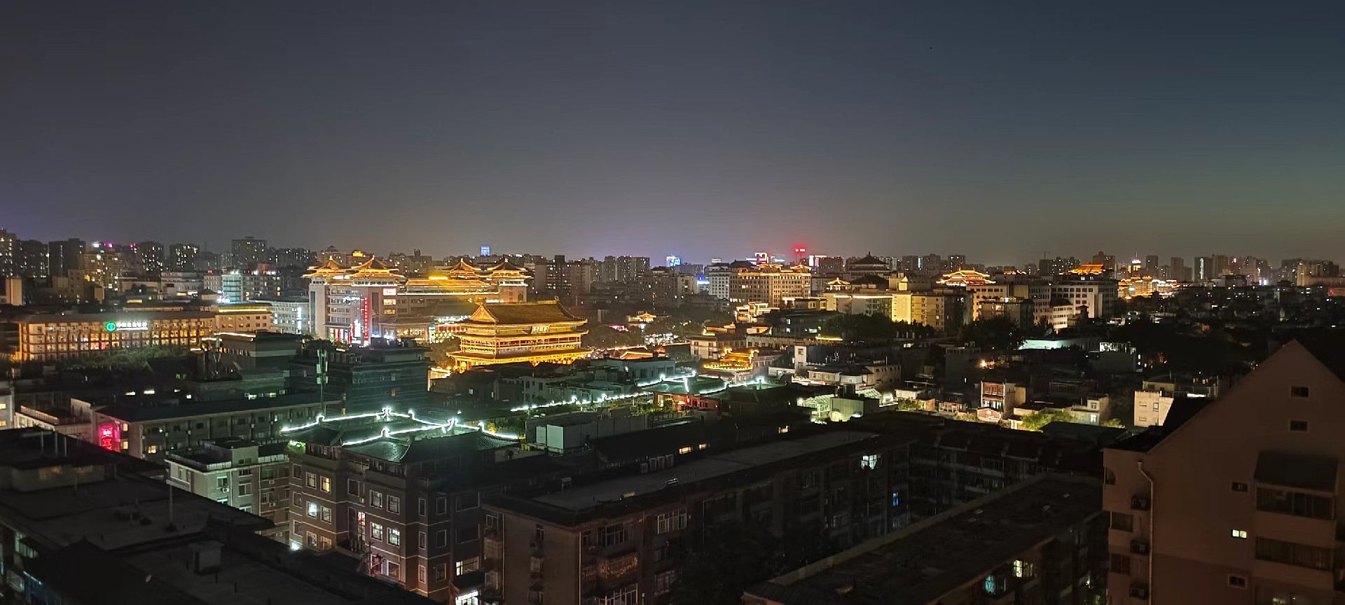 西安是國務院公布的首批國家歷史文化名城，有西周、秦、西漢、唐等在內(nèi)的13個朝代在此建都，是世界四大古都之一，中國古都學會認定的中國建都朝代最多、帝都歷史最長的古都。曾經(jīng)作為中國首都和政治、經(jīng)濟、文化中心長達1100多年。旅游景點有秦始皇兵馬俑博物館、大雁塔、陜西歷史博物館、華清池景區(qū)、碑林博物館等