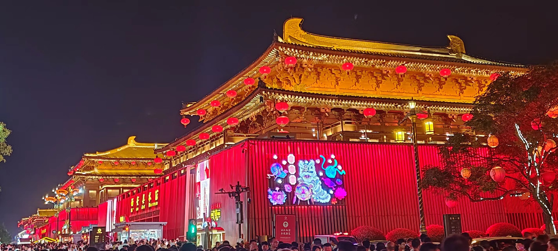 西安是國務院公布的首批國家歷史文化名城，有西周、秦、西漢、唐等在內(nèi)的13個朝代在此建都，是世界四大古都之一，中國古都學會認定的中國建都朝代最多、帝都歷史最長的古都。曾經(jīng)作為中國首都和政治、經(jīng)濟、文化中心長達1100多年。旅游景點有秦始皇兵馬俑博物館、大雁塔、陜西歷史博物館、華清池景區(qū)、碑林博物館等