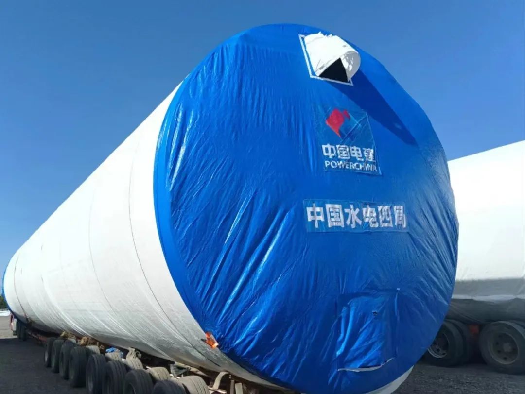 河鋼集團舞鋼生產(chǎn)的一批高端風電項目用鋼板如期發(fā)往客戶，將用于新彊吐魯番市重點能源項目——廣東能源托克遜縣100萬千瓦風電項目的風電塔筒制造。目前，舞鋼已累計向該項目供應(yīng)高端風電項目用鋼板近2萬噸。 在供貨過程中，舞鋼強化項目跟蹤和技術(shù)營銷，針對該項目設(shè)計和建設(shè)所需，為用戶設(shè)計從生產(chǎn)到供貨以及后期服務(wù)的一攬子解決方案。在生產(chǎn)過程中，舞鋼根據(jù)客戶所需，不斷推動工藝和流程優(yōu)化，先后攻克冶煉和軋制環(huán)節(jié)的多個難題，滿足了客戶對鋼板表面質(zhì)量的特殊需求，并保證了按期高質(zhì)量交付。 廣東能源托克遜縣100萬千瓦風電項目（一期50萬千瓦）位于新疆維吾爾自治區(qū)吐魯番市托克遜縣，屬于小草湖風區(qū)。風電場距離托克遜縣僅14公里，距烏魯木齊市約130公里。海拔集中在45至125米，場地開闊，地形較平坦，地勢東南部低、西北部高。本工程擬安裝50臺風力發(fā)電機組，機組塔高126.1米，總工程量約26000噸，是新疆首個直徑超過6米的單機容量達10兆瓦的非分片式風電塔筒。  此項目為新建工程，地處新疆傳統(tǒng)九大風區(qū)之一的吐魯番西部風區(qū)核心位置，擁有得天獨厚的自然資源，與吐魯番市、烏魯木齊兩大用電負荷中心接壤，具備天然的負荷消納優(yōu)勢。項目投產(chǎn)后，年上網(wǎng)電量約23億千瓦時，可節(jié)約標準煤約70萬噸，每年可減少二氧化碳排放233萬噸，將具有良好的經(jīng)濟效益和生態(tài)效益。  百萬千瓦級風電項目的開工建設(shè)，標志著吐魯番市在打造千萬千瓦級大型清潔能源基地的征程上又邁出了跨越式的一步，將有力推動吐魯番綠色新能源產(chǎn)業(yè)進入發(fā)展新時期，為建設(shè)全疆經(jīng)濟高質(zhì)量發(fā)展示范區(qū)提供新的、強有力的支撐。