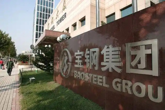 鋼鐵行業(yè)是全球工業(yè)體系中的重要支柱之一,其產(chǎn)品廣泛應(yīng)用于基礎(chǔ)設(shè)施建設(shè)、機械制造、汽車工業(yè)等領(lǐng)域。隨著全球工業(yè)化進程的不斷深入,鋼鐵行業(yè)呈現(xiàn)出國際化競爭格局。在眾多鋼鐵制造企業(yè)中,有6家公司以其出色的經(jīng)營業(yè)績和強大的市場地位脫穎而出,成為了世界鋼鐵制造業(yè)的領(lǐng)軍企業(yè)。  第一，是總部位于中國的寶鋼集團。寶鋼集團創(chuàng)立于1992年,作為中國最大的鋼鐵生產(chǎn)企業(yè),其年產(chǎn)鋼鐵超過1億噸,在全球鋼鐵企業(yè)中居首位。寶鋼集團擁有先進的煉鋼技術(shù)和完善的產(chǎn)業(yè)鏈,產(chǎn)品涵蓋了碳鋼、合金鋼、不銹鋼等多個品類,廣泛應(yīng)用于汽車、家電、建筑等領(lǐng)域。在國內(nèi)市場上,寶鋼集團占據(jù)主導(dǎo)地位,同時也積極拓展海外市場,在全球范圍內(nèi)享有較高的品牌知名度。   第二，是同樣總部設(shè)在中國的武鋼集團。武鋼集團成立于1958年,是中國最早的鋼鐵生產(chǎn)企業(yè)之一,擁有悠久的歷史和豐富的生產(chǎn)經(jīng)驗。該集團主營碳鋼和合金鋼的生產(chǎn),年產(chǎn)量超過5000萬噸,位居全球第二。武鋼集團不僅在國內(nèi)市場占有重要地位,同時也積極開拓海外市場,產(chǎn)品遠銷歐洲、東南亞等地區(qū)。近年來,武鋼集團通過并購重組等方式不斷擴大產(chǎn)能,提升了其在全球鋼鐵行業(yè)的影響力。   第三，是總部位于印度的塔塔鋼鐵公司。塔塔鋼鐵公司成立于1907年,是全球歷史最悠久的鋼鐵制造企業(yè)之一。該公司年產(chǎn)鋼鐵超過1800萬噸,產(chǎn)品涵蓋了碳鋼、合金鋼、不銹鋼等種類,廣泛應(yīng)用于汽車、基礎(chǔ)設(shè)施、機械制造等領(lǐng)域。憑借雄厚的技術(shù)實力和優(yōu)秀的管理團隊,塔塔鋼鐵公司在全球鋼鐵市場上占據(jù)了重要地位,在發(fā)展中國家市場尤其具有優(yōu)勢。   第四，是總部位于日本的新日鐵住金株式會社。新日鐵住金株式會社是日本最大的鋼鐵制造企業(yè),年產(chǎn)鋼鐵約4500萬噸,位居全球第四。該公司擁有業(yè)內(nèi)領(lǐng)先的技術(shù)水平,在煉鋼、軋鋼等工藝上均有很強的競爭力。同時,新日鐵住金還積極推動產(chǎn)品創(chuàng)新,開發(fā)出多種高性能鋼材,廣泛應(yīng)用于汽車制造、電子電器等行業(yè)。憑借雄厚的技術(shù)實力和優(yōu)質(zhì)的產(chǎn)品,新日鐵住金在日本國內(nèi)以及東亞地區(qū)市場占據(jù)主導(dǎo)地位。   第五,是總部位于韓國的POSCO。POSCO創(chuàng)立于1968年,是韓國最大的鋼鐵制造企業(yè),年產(chǎn)鋼鐵約4000萬噸。POSCO在煉鋼技術(shù)、產(chǎn)品研發(fā)等方面均處于業(yè)內(nèi)領(lǐng)先水平,旗下?lián)碛卸嗉液Ｍ庾庸?業(yè)務(wù)覆蓋全球主要市場。近年來,POSCO不斷優(yōu)化產(chǎn)品結(jié)構(gòu),提升高附加值鋼材的占比,在汽車制造、電子等領(lǐng)域具有較強的市場競爭力。憑借優(yōu)秀的經(jīng)營業(yè)績和穩(wěn)健的財務(wù)狀況,POSCO在全球鋼鐵行業(yè)中占據(jù)重要地位。   第六,是總部位于美國的美國鋼鐵公司。美國鋼鐵公司創(chuàng)立于1901年,是美國最大的鋼鐵制造企業(yè),年產(chǎn)鋼鐵約1600萬噸。該公司在碳鋼、不銹鋼等品類的生產(chǎn)上均具有較強的技術(shù)實力,產(chǎn)品廣泛應(yīng)用于汽車制造、基礎(chǔ)設(shè)施建設(shè)等領(lǐng)域。近年來,美國鋼鐵公司通過資產(chǎn)重組和技術(shù)創(chuàng)新等措施,不斷提升自身競爭力,在北美市場保持領(lǐng)先地位。   舉報/反饋