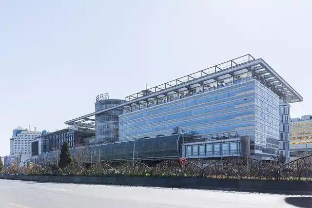 鋼鐵行業(yè)是全球工業(yè)體系中的重要支柱之一,其產(chǎn)品廣泛應(yīng)用于基礎(chǔ)設(shè)施建設(shè)、機械制造、汽車工業(yè)等領(lǐng)域。隨著全球工業(yè)化進程的不斷深入,鋼鐵行業(yè)呈現(xiàn)出國際化競爭格局。在眾多鋼鐵制造企業(yè)中,有6家公司以其出色的經(jīng)營業(yè)績和強大的市場地位脫穎而出,成為了世界鋼鐵制造業(yè)的領(lǐng)軍企業(yè)。  第一，是總部位于中國的寶鋼集團。寶鋼集團創(chuàng)立于1992年,作為中國最大的鋼鐵生產(chǎn)企業(yè),其年產(chǎn)鋼鐵超過1億噸,在全球鋼鐵企業(yè)中居首位。寶鋼集團擁有先進的煉鋼技術(shù)和完善的產(chǎn)業(yè)鏈,產(chǎn)品涵蓋了碳鋼、合金鋼、不銹鋼等多個品類,廣泛應(yīng)用于汽車、家電、建筑等領(lǐng)域。在國內(nèi)市場上,寶鋼集團占據(jù)主導(dǎo)地位,同時也積極拓展海外市場,在全球范圍內(nèi)享有較高的品牌知名度。   第二，是同樣總部設(shè)在中國的武鋼集團。武鋼集團成立于1958年,是中國最早的鋼鐵生產(chǎn)企業(yè)之一,擁有悠久的歷史和豐富的生產(chǎn)經(jīng)驗。該集團主營碳鋼和合金鋼的生產(chǎn),年產(chǎn)量超過5000萬噸,位居全球第二。武鋼集團不僅在國內(nèi)市場占有重要地位,同時也積極開拓海外市場,產(chǎn)品遠銷歐洲、東南亞等地區(qū)。近年來,武鋼集團通過并購重組等方式不斷擴大產(chǎn)能,提升了其在全球鋼鐵行業(yè)的影響力。   第三，是總部位于印度的塔塔鋼鐵公司。塔塔鋼鐵公司成立于1907年,是全球歷史最悠久的鋼鐵制造企業(yè)之一。該公司年產(chǎn)鋼鐵超過1800萬噸,產(chǎn)品涵蓋了碳鋼、合金鋼、不銹鋼等種類,廣泛應(yīng)用于汽車、基礎(chǔ)設(shè)施、機械制造等領(lǐng)域。憑借雄厚的技術(shù)實力和優(yōu)秀的管理團隊,塔塔鋼鐵公司在全球鋼鐵市場上占據(jù)了重要地位,在發(fā)展中國家市場尤其具有優(yōu)勢。   第四，是總部位于日本的新日鐵住金株式會社。新日鐵住金株式會社是日本最大的鋼鐵制造企業(yè),年產(chǎn)鋼鐵約4500萬噸,位居全球第四。該公司擁有業(yè)內(nèi)領(lǐng)先的技術(shù)水平,在煉鋼、軋鋼等工藝上均有很強的競爭力。同時,新日鐵住金還積極推動產(chǎn)品創(chuàng)新,開發(fā)出多種高性能鋼材,廣泛應(yīng)用于汽車制造、電子電器等行業(yè)。憑借雄厚的技術(shù)實力和優(yōu)質(zhì)的產(chǎn)品,新日鐵住金在日本國內(nèi)以及東亞地區(qū)市場占據(jù)主導(dǎo)地位。   第五,是總部位于韓國的POSCO。POSCO創(chuàng)立于1968年,是韓國最大的鋼鐵制造企業(yè),年產(chǎn)鋼鐵約4000萬噸。POSCO在煉鋼技術(shù)、產(chǎn)品研發(fā)等方面均處于業(yè)內(nèi)領(lǐng)先水平,旗下?lián)碛卸嗉液Ｍ庾庸?業(yè)務(wù)覆蓋全球主要市場。近年來,POSCO不斷優(yōu)化產(chǎn)品結(jié)構(gòu),提升高附加值鋼材的占比,在汽車制造、電子等領(lǐng)域具有較強的市場競爭力。憑借優(yōu)秀的經(jīng)營業(yè)績和穩(wěn)健的財務(wù)狀況,POSCO在全球鋼鐵行業(yè)中占據(jù)重要地位。   第六,是總部位于美國的美國鋼鐵公司。美國鋼鐵公司創(chuàng)立于1901年,是美國最大的鋼鐵制造企業(yè),年產(chǎn)鋼鐵約1600萬噸。該公司在碳鋼、不銹鋼等品類的生產(chǎn)上均具有較強的技術(shù)實力,產(chǎn)品廣泛應(yīng)用于汽車制造、基礎(chǔ)設(shè)施建設(shè)等領(lǐng)域。近年來,美國鋼鐵公司通過資產(chǎn)重組和技術(shù)創(chuàng)新等措施,不斷提升自身競爭力,在北美市場保持領(lǐng)先地位。   舉報/反饋