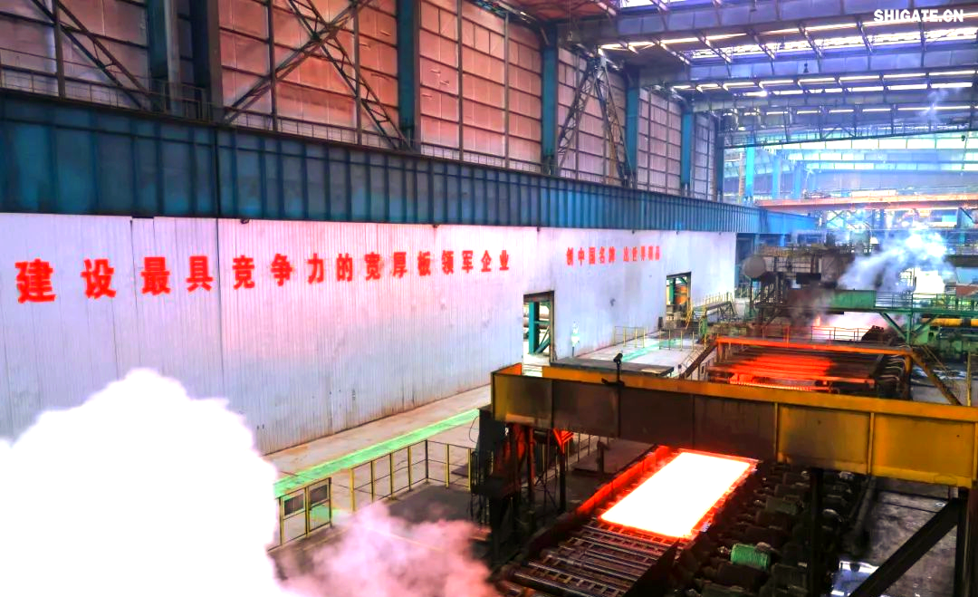 260余種寬厚板產(chǎn)品成功替代進(jìn)口或按國外標(biāo)準(zhǔn)生產(chǎn)，多個(gè)品種填補(bǔ)國內(nèi)空白并獨(dú)家供貨，更有40余種遠(yuǎn)銷海外。舞鋼公司不僅主導(dǎo)制定了臨氫設(shè)備用鉻鉬合金鋼板等十余項(xiàng)國家標(biāo)準(zhǔn)，還榮獲國家科學(xué)技術(shù)進(jìn)步獎(jiǎng)一等獎(jiǎng)2項(xiàng)、二等獎(jiǎng)1項(xiàng)，省部級(jí)科技進(jìn)步獎(jiǎng)更是數(shù)不勝數(shù)。自創(chuàng)立以來，河鋼集團(tuán)舞鋼公司便深耕寬厚板研發(fā)制造，打造出響亮的民族品牌，穩(wěn)坐世界寬厚板領(lǐng)域的頭把交椅。 260余種寬厚板產(chǎn)品成功替代進(jìn)口或按國外標(biāo)準(zhǔn)生產(chǎn)，多個(gè)品種填補(bǔ)國內(nèi)空白并獨(dú)家供貨，更有40余種遠(yuǎn)銷海外。舞鋼公司不僅主導(dǎo)制定了臨氫設(shè)備用鉻鉬合金鋼板等十余項(xiàng)國家標(biāo)準(zhǔn)，還榮獲國家科學(xué)技術(shù)進(jìn)步獎(jiǎng)一等獎(jiǎng)2項(xiàng)、二等獎(jiǎng)1項(xiàng)，省部級(jí)科技進(jìn)步獎(jiǎng)更是數(shù)不勝數(shù)。自創(chuàng)立以來，河鋼集團(tuán)舞鋼公司便深耕寬厚板研發(fā)制造，打造出響亮的民族品牌，穩(wěn)坐世界寬厚板領(lǐng)域的頭把交椅。 fdb85620c4ebcb4769ad69d0a0a3e58f.png圖為舞鋼生產(chǎn)現(xiàn)場一角。  品牌價(jià)值涵蓋了企業(yè)的多方面競爭力，包括產(chǎn)品實(shí)力、文化底蘊(yùn)、資源調(diào)配能力、技術(shù)標(biāo)準(zhǔn)以及質(zhì)量管理等。河鋼集團(tuán)舞鋼公司深知這一點(diǎn)，其黨委書記、董事長于勇強(qiáng)調(diào)，要緊密貼近市場脈搏，不斷強(qiáng)化科技創(chuàng)新，以更好地維護(hù)和提升舞鋼的品牌價(jià)值，推動(dòng)企業(yè)更上一層樓。  近日，《中國冶金報(bào)》的記者們走進(jìn)舞鋼，深入探訪了該企業(yè)品牌塑造的背后故事。舞鋼以科技為核心，提供高端定制服務(wù)，不僅緊跟行業(yè)動(dòng)態(tài)和客戶需求，還專注于客戶應(yīng)用材料的替代研發(fā)，通過創(chuàng)新贏得先機(jī)。舞鋼人以攻堅(jiān)克難的精神，突破關(guān)鍵技術(shù)難題，將關(guān)鍵核心技術(shù)牢牢掌握在自己手中，成功實(shí)現(xiàn)了從生產(chǎn)型企業(yè)到“制造+服務(wù)型企業(yè)”的轉(zhuǎn)型。  舞鋼黨委書記、董事長吝章國明確指出，舞鋼應(yīng)定位高端市場，致力于開發(fā)獨(dú)特且優(yōu)質(zhì)的高端產(chǎn)品，同時(shí)緊貼市場和客戶需求，提供量身定制的服務(wù)。這一策略不僅塑造了產(chǎn)品品牌，更提升了品牌價(jià)值。舞鋼國內(nèi)首發(fā)的SA737系列容器鋼板，以其大厚度、高技術(shù)難度，充分展現(xiàn)了企業(yè)在科技創(chuàng)新和高端定制方面的實(shí)力。 2024年10月，舞鋼在深入調(diào)研某重點(diǎn)客戶后，立志于替代進(jìn)口，著手研發(fā)大厚度、高技術(shù)難度的碳錳釩SA737系列容器鋼板。為此，公司組建了由技術(shù)、營銷人員等組成的高端高效益產(chǎn)品攻關(guān)團(tuán)隊(duì)，根據(jù)客戶需求定制了專屬供貨方案，贏得了客戶的信賴。  在生產(chǎn)過程中，舞鋼面臨鋼板厚度大、技術(shù)要求嚴(yán)苛等多重挑戰(zhàn)。但憑借強(qiáng)大的技術(shù)實(shí)力和創(chuàng)新能力，舞鋼團(tuán)隊(duì)不僅成功實(shí)施了覆蓋關(guān)鍵工序的梯度試驗(yàn)，還根據(jù)試驗(yàn)數(shù)據(jù)進(jìn)行了長達(dá)10余天的深入分析驗(yàn)證，最終確定了與生產(chǎn)現(xiàn)場高度契合的最佳工藝方案。這一方案確保了SA737系列容器鋼板在拉伸性能、沖擊性能以及模擬焊后性能等方面均達(dá)到國內(nèi)領(lǐng)先水平，有力地提升了舞鋼的品牌價(jià)值。  圖為舞鋼第二鋼軋廠的生產(chǎn)現(xiàn)場。 2024年12月20日，舞鋼科技部收到了來自某高端客戶的積極反饋：“舞鋼生產(chǎn)的碳錳釩SA737系列容器鋼板焊接性能非常穩(wěn)定，簡直太好用了！連我們的工人都為你們點(diǎn)贊！”這標(biāo)志著舞鋼首次成功批量生產(chǎn)出大厚度、高技術(shù)難度的碳錳釩SA737系列容器鋼板，實(shí)現(xiàn)了國內(nèi)首發(fā)，為舞鋼打造新的差異化優(yōu)勢、引領(lǐng)寬厚板行業(yè)的高質(zhì)量發(fā)展注入了強(qiáng)大動(dòng)力。同時(shí)，用戶對高端材料經(jīng)濟(jì)性的追求也成為舞鋼研發(fā)工作的重要考量因素。截至2024年底，舞鋼高錳鋼已在國內(nèi)首臺(tái)套高錳鋼船“GasChem Phoenix”上實(shí)現(xiàn)了安全運(yùn)行2萬海里的壯舉。這不僅標(biāo)志著舞鋼高錳鋼在國內(nèi)率先實(shí)現(xiàn)了實(shí)船應(yīng)用，更意味著新一代低成本、高性能的超低溫國產(chǎn)高錳鋼從基礎(chǔ)研究走向了工程應(yīng)用，為高錳鋼的推廣和應(yīng)用樹立了新的里程碑。  圖為舞鋼第二鋼軋廠。LNG（液化天然氣）新型低溫高錳鋼憑借其出色的低溫韌性、高延展性以及高強(qiáng)度，相較于傳統(tǒng)LNG船罐材料所采用的Ni系低溫鋼，展現(xiàn)出了顯著的經(jīng)濟(jì)效益。高錳鋼的應(yīng)用對LNG船舶制造企業(yè)而言，不僅有助于降低生產(chǎn)成本，更能提升其市場競爭力。為了實(shí)現(xiàn)科研成果與客戶需求的高效轉(zhuǎn)化，舞鋼積極展開了全方位、多輪次的科技創(chuàng)新活動(dòng)。 2024年12月18日，舞鋼的生產(chǎn)線上，一批高端壓力容器鋼板在經(jīng)過數(shù)小時(shí)精心熱處理后，順利完成了切割與取樣，隨后進(jìn)入性能檢驗(yàn)的關(guān)鍵環(huán)節(jié)?？萍疾康目蒲腥藛T全程緊密監(jiān)控，確保每一個(gè)環(huán)節(jié)都達(dá)到高標(biāo)準(zhǔn)。這批鋼板是為客戶量身定制的，面臨極高的技術(shù)挑戰(zhàn)，因?yàn)樗鼈儗儆诔T坯壓縮比的極限規(guī)格?？蛻粢笤谀M長時(shí)間焊接后，對鋼板厚度一半處進(jìn)行零下30攝氏度的沖擊韌性測試。同時(shí)，由于鋼板壓縮比小、厚度大，采用常規(guī)工藝難以確保各項(xiàng)性能指標(biāo)。  面對這些挑戰(zhàn)，舞鋼的高端高效益產(chǎn)品攻關(guān)團(tuán)隊(duì)從坯料生產(chǎn)、軋制到熱處理各環(huán)節(jié)入手，經(jīng)過不懈努力，終于找到了與性能指標(biāo)相匹配的最佳工藝參數(shù)，從而優(yōu)化了整體生產(chǎn)工藝。最終，該鋼板的各項(xiàng)性能參數(shù)不僅遠(yuǎn)超客戶預(yù)期，更達(dá)到了世界領(lǐng)先水平。  舞鋼第二鋼軋廠，一個(gè)致力于高端壓力容器鋼板研發(fā)與生產(chǎn)的重要基地。在這里，科技與創(chuàng)新是永恒的主題。吝章國，作為舞鋼的科技領(lǐng)軍人物，深知科技成果轉(zhuǎn)化的重要性。他強(qiáng)調(diào)，只有將研發(fā)出的產(chǎn)品真正轉(zhuǎn)化為實(shí)際生產(chǎn)力，才能實(shí)現(xiàn)其真正的價(jià)值。因此，舞鋼始終將科技成果轉(zhuǎn)化作為工作的重中之重，不斷推動(dòng)技術(shù)創(chuàng)新與產(chǎn)業(yè)升級(jí)的深度融合。 2024年，舞鋼繼續(xù)堅(jiān)定地走特鋼路線，并成功研發(fā)了18個(gè)新產(chǎn)品。此外，舞鋼還積極與20余家高端客戶進(jìn)行互訪，并成功開發(fā)了104個(gè)直供用戶，首單訂貨量累計(jì)高達(dá)9.5萬余噸。這些成績的取得，得益于舞鋼在市場把控方面的機(jī)制創(chuàng)新。在制造業(yè)轉(zhuǎn)型升級(jí)的大背景下，中厚板領(lǐng)域已成為鋼鐵行業(yè)增長最快的領(lǐng)域和效益源泉，這也導(dǎo)致國內(nèi)中厚板市場的供需狀況發(fā)生了深刻變化。面對這一新形勢，舞鋼積極應(yīng)對，通過機(jī)制創(chuàng)新來提升市場把控力，以實(shí)現(xiàn)更好的生存和發(fā)展。  舞鋼通過創(chuàng)新機(jī)制體制，進(jìn)一步強(qiáng)化了銷售端資源傾斜，推動(dòng)企業(yè)從單一生產(chǎn)向“制造+服務(wù)”模式轉(zhuǎn)型。他們深化市場、客戶和服務(wù)意識(shí)，不斷提高執(zhí)行、適應(yīng)和變革能力，專注于市場和客戶需求。經(jīng)過一系列舉措，舞鋼對市場的把控能力得到了顯著提升。  在2024年9月6日的舞鋼高端水電鋼攻關(guān)團(tuán)隊(duì)周例會(huì)上，該團(tuán)隊(duì)負(fù)責(zé)人張曉克強(qiáng)調(diào)，擁有鋼需求的頭部客戶是市場開發(fā)的關(guān)鍵。他要求團(tuán)隊(duì)成員主動(dòng)走訪、對接和服務(wù)這些客戶。該團(tuán)隊(duì)的積極攻關(guān)，使得舞鋼水電鋼合同承接量在2024年再創(chuàng)新高。  舞鋼始終以客戶需求為中心，通過多端對接和全面保障策略，不斷優(yōu)化產(chǎn)線建設(shè)。他們實(shí)施了領(lǐng)導(dǎo)班子成員的“產(chǎn)線包?！敝贫龋瑥亩鄠€(gè)維度對兩條產(chǎn)線進(jìn)行數(shù)據(jù)畫像，包括噸鋼邊際貢獻(xiàn)、低邊際合同占比等。這些措施促進(jìn)了產(chǎn)線和營銷人員更加關(guān)注產(chǎn)線關(guān)鍵指標(biāo)和創(chuàng)效能力，推動(dòng)了企業(yè)管理重點(diǎn)從產(chǎn)量向產(chǎn)線的轉(zhuǎn)變。 53歲的高級(jí)技師任亞強(qiáng)，在面臨軋制生產(chǎn)難度極大、近乎顛覆其認(rèn)知的8120鋼板時(shí)，他堅(jiān)定地選擇了挑戰(zhàn)。他不僅將軋輥壓下量精細(xì)調(diào)整，更把各道次的間隙時(shí)間縮短到極致，最終成功生產(chǎn)出滿足客戶要求的產(chǎn)品。這一成功，不僅彰顯了舞鋼在技術(shù)上的實(shí)力，更體現(xiàn)了他們對于市場和客戶需求的深刻洞察。  在舞鋼的攻關(guān)團(tuán)隊(duì)中，“技術(shù)咖”們成為銷售的堅(jiān)強(qiáng)后盾。他們無條件支持銷售，對銷售人員提出的問題積極響應(yīng)，確保當(dāng)日事當(dāng)日畢。正是這種高效協(xié)作的精神，使得舞鋼在2024年成功中標(biāo)國內(nèi)多個(gè)知名建設(shè)項(xiàng)目。  在全員端，舞鋼更是全力以赴保市場，緊跟市場和客戶變化，提高反應(yīng)速度。他們突出柔性生產(chǎn)組織和靈活的訂單機(jī)制，實(shí)現(xiàn)生產(chǎn)組織與銷售的高度協(xié)同。同時(shí)，堅(jiān)持加強(qiáng)質(zhì)量、成本和交貨期管理，珍惜品牌信譽(yù)，成為舞鋼廣大干部職工的工作準(zhǔn)則。  一次江蘇客戶的746噸高端容器鋼板供貨合同，雖然交貨期只有短短20天，但舞鋼各部門、各單位加強(qiáng)協(xié)同，全方位提升保供能力。最終，在客戶要求的交貨期內(nèi)，舞鋼高質(zhì)量、高標(biāo)準(zhǔn)完成了整單合同產(chǎn)品交付，贏得了客戶的贊譽(yù)。這一成功案例，更是舞鋼對市場把控能力和執(zhí)行能力的有力證明。 針對市場和客戶對鋼板質(zhì)量的高標(biāo)準(zhǔn)要求，舞鋼的技術(shù)團(tuán)隊(duì)進(jìn)行了深入細(xì)致的技術(shù)評審和質(zhì)量預(yù)判。他們精心制定了科學(xué)合理的工藝方案，旨在從合同的技術(shù)交流、生效下發(fā)階段就開始精準(zhǔn)識(shí)別生產(chǎn)難度，并提前進(jìn)行干預(yù)，以確保產(chǎn)品設(shè)計(jì)開發(fā)的精準(zhǔn)度，從而保障產(chǎn)品質(zhì)量。具體而言，舞鋼采取了以下措施：首先是加強(qiáng)過程管控，提高一次性合格率和合同兌現(xiàn)率；其次是技術(shù)指導(dǎo)全程參與，技術(shù)人員堅(jiān)持“一次做對”的原則，對每個(gè)產(chǎn)品都進(jìn)行嚴(yán)格管理，以杜絕因標(biāo)準(zhǔn)化作業(yè)執(zhí)行不力導(dǎo)致的質(zhì)量波動(dòng)；最后是不斷追求工藝改進(jìn)的完美性。  此外，舞鋼還通過健全激勵(lì)機(jī)制來激發(fā)銷售人員的積極性。他們根據(jù)KPI完成情況對銷售人員進(jìn)行評價(jià)，并根據(jù)銷售業(yè)績給予報(bào)酬，同時(shí)實(shí)施末位淘汰制度。此外，還設(shè)立了銷售網(wǎng)點(diǎn)賽馬獎(jiǎng)勵(lì)機(jī)制、高售價(jià)高效益合同獎(jiǎng)勵(lì)機(jī)制以及高端高效益產(chǎn)品技術(shù)攻關(guān)團(tuán)隊(duì)創(chuàng)效獎(jiǎng)勵(lì)機(jī)制。  目前，舞鋼已針對高端細(xì)分市場、個(gè)性化小眾市場和新產(chǎn)業(yè)新業(yè)態(tài)市場需求進(jìn)行了布局。他們設(shè)立了15個(gè)營銷網(wǎng)點(diǎn)和32個(gè)高端高效產(chǎn)品攻關(guān)團(tuán)隊(duì)，形成了全線聯(lián)動(dòng)的銷售反應(yīng)機(jī)制。2024年，舞鋼高端高效益產(chǎn)品的銷量同比提升了17%，高端熱處理產(chǎn)品的入庫量也同比增加7%。同時(shí)，頭部客戶的銷量占比提升了5%，高端產(chǎn)品的年銷量更是增長了18.9%。  舞鋼展廳一角，高端產(chǎn)品盡收眼底。 2025年，舞鋼將緊密圍繞河鋼集團(tuán)的戰(zhàn)略規(guī)劃，持續(xù)專注于特鋼精品的研發(fā)與銷售，進(jìn)一步強(qiáng)化“貼近市場、貼近客戶”的經(jīng)營理念，積極推進(jìn)技術(shù)營銷策略的實(shí)施，深耕下游關(guān)鍵行業(yè)市場，從而不斷鞏固和擴(kuò)大舞鋼在寬厚板領(lǐng)域的領(lǐng)先優(yōu)勢，持續(xù)提高舞鋼品牌的整體價(jià)值。圖為舞鋼生產(chǎn)現(xiàn)場一角。  品牌價(jià)值涵蓋了企業(yè)的多方面競爭力，包括產(chǎn)品實(shí)力、文化底蘊(yùn)、資源調(diào)配能力、技術(shù)標(biāo)準(zhǔn)以及質(zhì)量管理等。河鋼集團(tuán)舞鋼公司深知這一點(diǎn)，其黨委書記、董事長于勇強(qiáng)調(diào)，要緊密貼近市場脈搏，不斷強(qiáng)化科技創(chuàng)新，以更好地維護(hù)和提升舞鋼的品牌價(jià)值，推動(dòng)企業(yè)更上一層樓。  近日，《中國冶金報(bào)》的記者們走進(jìn)舞鋼，深入探訪了該企業(yè)品牌塑造的背后故事。舞鋼以科技為核心，提供高端定制服務(wù)，不僅緊跟行業(yè)動(dòng)態(tài)和客戶需求，還專注于客戶應(yīng)用材料的替代研發(fā)，通過創(chuàng)新贏得先機(jī)。舞鋼人以攻堅(jiān)克難的精神，突破關(guān)鍵技術(shù)難題，將關(guān)鍵核心技術(shù)牢牢掌握在自己手中，成功實(shí)現(xiàn)了從生產(chǎn)型企業(yè)到“制造+服務(wù)型企業(yè)”的轉(zhuǎn)型。  舞鋼黨委書記、董事長吝章國明確指出，舞鋼應(yīng)定位高端市場，致力于開發(fā)獨(dú)特且優(yōu)質(zhì)的高端產(chǎn)品，同時(shí)緊貼市場和客戶需求，提供量身定制的服務(wù)。這一策略不僅塑造了產(chǎn)品品牌，更提升了品牌價(jià)值。舞鋼國內(nèi)首發(fā)的SA737系列容器鋼板，以其大厚度、高技術(shù)難度，充分展現(xiàn)了企業(yè)在科技創(chuàng)新和高端定制方面的實(shí)力。 2024年10月，舞鋼在深入調(diào)研某重點(diǎn)客戶后，立志于替代進(jìn)口，著手研發(fā)大厚度、高技術(shù)難度的碳錳釩SA737系列容器鋼板。為此，公司組建了由技術(shù)、營銷人員等組成的高端高效益產(chǎn)品攻關(guān)團(tuán)隊(duì)，根據(jù)客戶需求定制了專屬供貨方案，贏得了客戶的信賴。  在生產(chǎn)過程中，舞鋼面臨鋼板厚度大、技術(shù)要求嚴(yán)苛等多重挑戰(zhàn)。但憑借強(qiáng)大的技術(shù)實(shí)力和創(chuàng)新能力，舞鋼團(tuán)隊(duì)不僅成功實(shí)施了覆蓋關(guān)鍵工序的梯度試驗(yàn)，還根據(jù)試驗(yàn)數(shù)據(jù)進(jìn)行了長達(dá)10余天的深入分析驗(yàn)證，最終確定了與生產(chǎn)現(xiàn)場高度契合的最佳工藝方案。這一方案確保了SA737系列容器鋼板在拉伸性能、沖擊性能以及模擬焊后性能等方面均達(dá)到國內(nèi)領(lǐng)先水平，有力地提升了舞鋼的品牌價(jià)值。 5d7280e5f0e670f44544f8cefe0f0d14.png圖為舞鋼第二鋼軋廠的生產(chǎn)現(xiàn)場。 2024年12月20日，舞鋼科技部收到了來自某高端客戶的積極反饋：“舞鋼生產(chǎn)的碳錳釩SA737系列容器鋼板焊接性能非常穩(wěn)定，簡直太好用了！連我們的工人都為你們點(diǎn)贊！”這標(biāo)志著舞鋼首次成功批量生產(chǎn)出大厚度、高技術(shù)難度的碳錳釩SA737系列容器鋼板，實(shí)現(xiàn)了國內(nèi)首發(fā)，為舞鋼打造新的差異化優(yōu)勢、引領(lǐng)寬厚板行業(yè)的高質(zhì)量發(fā)展注入了強(qiáng)大動(dòng)力。同時(shí)，用戶對高端材料經(jīng)濟(jì)性的追求也成為舞鋼研發(fā)工作的重要考量因素。截至2024年底，舞鋼高錳鋼已在國內(nèi)首臺(tái)套高錳鋼船“GasChem Phoenix”上實(shí)現(xiàn)了安全運(yùn)行2萬海里的壯舉。這不僅標(biāo)志著舞鋼高錳鋼在國內(nèi)率先實(shí)現(xiàn)了實(shí)船應(yīng)用，更意味著新一代低成本、高性能的超低溫國產(chǎn)高錳鋼從基礎(chǔ)研究走向了工程應(yīng)用，為高錳鋼的推廣和應(yīng)用樹立了新的里程碑。 46457aad56baacd125c4811c93a87642.png圖為舞鋼第二鋼軋廠。LNG（液化天然氣）新型低溫高錳鋼憑借其出色的低溫韌性、高延展性以及高強(qiáng)度，相較于傳統(tǒng)LNG船罐材料所采用的Ni系低溫鋼，展現(xiàn)出了顯著的經(jīng)濟(jì)效益。高錳鋼的應(yīng)用對LNG船舶制造企業(yè)而言，不僅有助于降低生產(chǎn)成本，更能提升其市場競爭力。為了實(shí)現(xiàn)科研成果與客戶需求的高效轉(zhuǎn)化，舞鋼積極展開了全方位、多輪次的科技創(chuàng)新活動(dòng)。 2024年12月18日，舞鋼的生產(chǎn)線上，一批高端壓力容器鋼板在經(jīng)過數(shù)小時(shí)精心熱處理后，順利完成了切割與取樣，隨后進(jìn)入性能檢驗(yàn)的關(guān)鍵環(huán)節(jié)?？萍疾康目蒲腥藛T全程緊密監(jiān)控，確保每一個(gè)環(huán)節(jié)都達(dá)到高標(biāo)準(zhǔn)。這批鋼板是為客戶量身定制的，面臨極高的技術(shù)挑戰(zhàn)，因?yàn)樗鼈儗儆诔T坯壓縮比的極限規(guī)格?？蛻粢笤谀M長時(shí)間焊接后，對鋼板厚度一半處進(jìn)行零下30攝氏度的沖擊韌性測試。同時(shí)，由于鋼板壓縮比小、厚度大，采用常規(guī)工藝難以確保各項(xiàng)性能指標(biāo)。  面對這些挑戰(zhàn)，舞鋼的高端高效益產(chǎn)品攻關(guān)團(tuán)隊(duì)從坯料生產(chǎn)、軋制到熱處理各環(huán)節(jié)入手，經(jīng)過不懈努力，終于找到了與性能指標(biāo)相匹配的最佳工藝參數(shù)，從而優(yōu)化了整體生產(chǎn)工藝。最終，該鋼板的各項(xiàng)性能參數(shù)不僅遠(yuǎn)超客戶預(yù)期，更達(dá)到了世界領(lǐng)先水平。 03022d4b7265c93067bd0bb81ea61e91.png舞鋼第二鋼軋廠，一個(gè)致力于高端壓力容器鋼板研發(fā)與生產(chǎn)的重要基地。在這里，科技與創(chuàng)新是永恒的主題。吝章國，作為舞鋼的科技領(lǐng)軍人物，深知科技成果轉(zhuǎn)化的重要性。他強(qiáng)調(diào)，只有將研發(fā)出的產(chǎn)品真正轉(zhuǎn)化為實(shí)際生產(chǎn)力，才能實(shí)現(xiàn)其真正的價(jià)值。因此，舞鋼始終將科技成果轉(zhuǎn)化作為工作的重中之重，不斷推動(dòng)技術(shù)創(chuàng)新與產(chǎn)業(yè)升級(jí)的深度融合。 2024年，舞鋼繼續(xù)堅(jiān)定地走特鋼路線，并成功研發(fā)了18個(gè)新產(chǎn)品。此外，舞鋼還積極與20余家高端客戶進(jìn)行互訪，并成功開發(fā)了104個(gè)直供用戶，首單訂貨量累計(jì)高達(dá)9.5萬余噸。這些成績的取得，得益于舞鋼在市場把控方面的機(jī)制創(chuàng)新。在制造業(yè)轉(zhuǎn)型升級(jí)的大背景下，中厚板領(lǐng)域已成為鋼鐵行業(yè)增長最快的領(lǐng)域和效益源泉，這也導(dǎo)致國內(nèi)中厚板市場的供需狀況發(fā)生了深刻變化。面對這一新形勢，舞鋼積極應(yīng)對，通過機(jī)制創(chuàng)新來提升市場把控力，以實(shí)現(xiàn)更好的生存和發(fā)展。 0a698836478e07383d7a298285345cad.png舞鋼通過創(chuàng)新機(jī)制體制，進(jìn)一步強(qiáng)化了銷售端資源傾斜，推動(dòng)企業(yè)從單一生產(chǎn)向“制造+服務(wù)”模式轉(zhuǎn)型。他們深化市場、客戶和服務(wù)意識(shí)，不斷提高執(zhí)行、適應(yīng)和變革能力，專注于市場和客戶需求。經(jīng)過一系列舉措，舞鋼對市場的把控能力得到了顯著提升。  在2024年9月6日的舞鋼高端水電鋼攻關(guān)團(tuán)隊(duì)周例會(huì)上，該團(tuán)隊(duì)負(fù)責(zé)人張曉克強(qiáng)調(diào)，擁有鋼需求的頭部客戶是市場開發(fā)的關(guān)鍵。他要求團(tuán)隊(duì)成員主動(dòng)走訪、對接和服務(wù)這些客戶。該團(tuán)隊(duì)的積極攻關(guān)，使得舞鋼水電鋼合同承接量在2024年再創(chuàng)新高。  舞鋼始終以客戶需求為中心，通過多端對接和全面保障策略，不斷優(yōu)化產(chǎn)線建設(shè)。他們實(shí)施了領(lǐng)導(dǎo)班子成員的“產(chǎn)線包保”制度，從多個(gè)維度對兩條產(chǎn)線進(jìn)行數(shù)據(jù)畫像，包括噸鋼邊際貢獻(xiàn)、低邊際合同占比等。這些措施促進(jìn)了產(chǎn)線和營銷人員更加關(guān)注產(chǎn)線關(guān)鍵指標(biāo)和創(chuàng)效能力，推動(dòng)了企業(yè)管理重點(diǎn)從產(chǎn)量向產(chǎn)線的轉(zhuǎn)變。 53歲的高級(jí)技師任亞強(qiáng)，在面臨軋制生產(chǎn)難度極大、近乎顛覆其認(rèn)知的8120鋼板時(shí)，他堅(jiān)定地選擇了挑戰(zhàn)。他不僅將軋輥壓下量精細(xì)調(diào)整，更把各道次的間隙時(shí)間縮短到極致，最終成功生產(chǎn)出滿足客戶要求的產(chǎn)品。這一成功，不僅彰顯了舞鋼在技術(shù)上的實(shí)力，更體現(xiàn)了他們對于市場和客戶需求的深刻洞察。  在舞鋼的攻關(guān)團(tuán)隊(duì)中，“技術(shù)咖”們成為銷售的堅(jiān)強(qiáng)后盾。他們無條件支持銷售，對銷售人員提出的問題積極響應(yīng)，確保當(dāng)日事當(dāng)日畢。正是這種高效協(xié)作的精神，使得舞鋼在2024年成功中標(biāo)國內(nèi)多個(gè)知名建設(shè)項(xiàng)目。  在全員端，舞鋼更是全力以赴保市場，緊跟市場和客戶變化，提高反應(yīng)速度。他們突出柔性生產(chǎn)組織和靈活的訂單機(jī)制，實(shí)現(xiàn)生產(chǎn)組織與銷售的高度協(xié)同。同時(shí)，堅(jiān)持加強(qiáng)質(zhì)量、成本和交貨期管理，珍惜品牌信譽(yù)，成為舞鋼廣大干部職工的工作準(zhǔn)則。  一次江蘇客戶的746噸高端容器鋼板供貨合同，雖然交貨期只有短短20天，但舞鋼各部門、各單位加強(qiáng)協(xié)同，全方位提升保供能力。最終，在客戶要求的交貨期內(nèi)，舞鋼高質(zhì)量、高標(biāo)準(zhǔn)完成了整單合同產(chǎn)品交付，贏得了客戶的贊譽(yù)。這一成功案例，更是舞鋼對市場把控能力和執(zhí)行能力的有力證明。 針對市場和客戶對鋼板質(zhì)量的高標(biāo)準(zhǔn)要求，舞鋼的技術(shù)團(tuán)隊(duì)進(jìn)行了深入細(xì)致的技術(shù)評審和質(zhì)量預(yù)判。他們精心制定了科學(xué)合理的工藝方案，旨在從合同的技術(shù)交流、生效下發(fā)階段就開始精準(zhǔn)識(shí)別生產(chǎn)難度，并提前進(jìn)行干預(yù)，以確保產(chǎn)品設(shè)計(jì)開發(fā)的精準(zhǔn)度，從而保障產(chǎn)品質(zhì)量。具體而言，舞鋼采取了以下措施：首先是加強(qiáng)過程管控，提高一次性合格率和合同兌現(xiàn)率；其次是技術(shù)指導(dǎo)全程參與，技術(shù)人員堅(jiān)持“一次做對”的原則，對每個(gè)產(chǎn)品都進(jìn)行嚴(yán)格管理，以杜絕因標(biāo)準(zhǔn)化作業(yè)執(zhí)行不力導(dǎo)致的質(zhì)量波動(dòng)；最后是不斷追求工藝改進(jìn)的完美性。  此外，舞鋼還通過健全激勵(lì)機(jī)制來激發(fā)銷售人員的積極性。他們根據(jù)KPI完成情況對銷售人員進(jìn)行評價(jià)，并根據(jù)銷售業(yè)績給予報(bào)酬，同時(shí)實(shí)施末位淘汰制度。此外，還設(shè)立了銷售網(wǎng)點(diǎn)賽馬獎(jiǎng)勵(lì)機(jī)制、高售價(jià)高效益合同獎(jiǎng)勵(lì)機(jī)制以及高端高效益產(chǎn)品技術(shù)攻關(guān)團(tuán)隊(duì)創(chuàng)效獎(jiǎng)勵(lì)機(jī)制。  目前，舞鋼已針對高端細(xì)分市場、個(gè)性化小眾市場和新產(chǎn)業(yè)新業(yè)態(tài)市場需求進(jìn)行了布局。他們設(shè)立了15個(gè)營銷網(wǎng)點(diǎn)和32個(gè)高端高效產(chǎn)品攻關(guān)團(tuán)隊(duì)，形成了全線聯(lián)動(dòng)的銷售反應(yīng)機(jī)制。2024年，舞鋼高端高效益產(chǎn)品的銷量同比提升了17%，高端熱處理產(chǎn)品的入庫量也同比增加7%。同時(shí)，頭部客戶的銷量占比提升了5%，高端產(chǎn)品的年銷量更是增長了18.9%。 14f58a2a32dec17139ea4d08778c063f.png舞鋼展廳一角，高端產(chǎn)品盡收眼底。 2025年，舞鋼將緊密圍繞河鋼集團(tuán)的戰(zhàn)略規(guī)劃，持續(xù)專注于特鋼精品的研發(fā)與銷售，進(jìn)一步強(qiáng)化“貼近市場、貼近客戶”的經(jīng)營理念，積極推進(jìn)技術(shù)營銷策略的實(shí)施，深耕下游關(guān)鍵行業(yè)市場，從而不斷鞏固和擴(kuò)大舞鋼在寬厚板領(lǐng)域的領(lǐng)先優(yōu)勢，持續(xù)提高舞鋼品牌的整體價(jià)值。