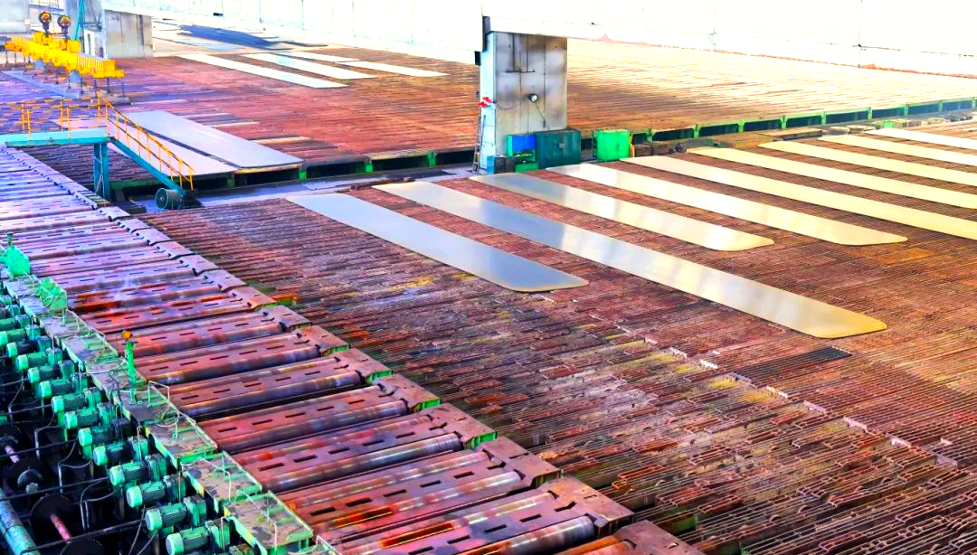 260余種寬厚板產(chǎn)品成功替代進(jìn)口或按國外標(biāo)準(zhǔn)生產(chǎn)，多個(gè)品種填補(bǔ)國內(nèi)空白并獨(dú)家供貨，更有40余種遠(yuǎn)銷海外。舞鋼公司不僅主導(dǎo)制定了臨氫設(shè)備用鉻鉬合金鋼板等十余項(xiàng)國家標(biāo)準(zhǔn)，還榮獲國家科學(xué)技術(shù)進(jìn)步獎(jiǎng)一等獎(jiǎng)2項(xiàng)、二等獎(jiǎng)1項(xiàng)，省部級(jí)科技進(jìn)步獎(jiǎng)更是數(shù)不勝數(shù)。自創(chuàng)立以來，河鋼集團(tuán)舞鋼公司便深耕寬厚板研發(fā)制造，打造出響亮的民族品牌，穩(wěn)坐世界寬厚板領(lǐng)域的頭把交椅。 260余種寬厚板產(chǎn)品成功替代進(jìn)口或按國外標(biāo)準(zhǔn)生產(chǎn)，多個(gè)品種填補(bǔ)國內(nèi)空白并獨(dú)家供貨，更有40余種遠(yuǎn)銷海外。舞鋼公司不僅主導(dǎo)制定了臨氫設(shè)備用鉻鉬合金鋼板等十余項(xiàng)國家標(biāo)準(zhǔn)，還榮獲國家科學(xué)技術(shù)進(jìn)步獎(jiǎng)一等獎(jiǎng)2項(xiàng)、二等獎(jiǎng)1項(xiàng)，省部級(jí)科技進(jìn)步獎(jiǎng)更是數(shù)不勝數(shù)。自創(chuàng)立以來，河鋼集團(tuán)舞鋼公司便深耕寬厚板研發(fā)制造，打造出響亮的民族品牌，穩(wěn)坐世界寬厚板領(lǐng)域的頭把交椅。 fdb85620c4ebcb4769ad69d0a0a3e58f.png圖為舞鋼生產(chǎn)現(xiàn)場一角。  品牌價(jià)值涵蓋了企業(yè)的多方面競爭力，包括產(chǎn)品實(shí)力、文化底蘊(yùn)、資源調(diào)配能力、技術(shù)標(biāo)準(zhǔn)以及質(zhì)量管理等。河鋼集團(tuán)舞鋼公司深知這一點(diǎn)，其黨委書記、董事長于勇強(qiáng)調(diào)，要緊密貼近市場脈搏，不斷強(qiáng)化科技創(chuàng)新，以更好地維護(hù)和提升舞鋼的品牌價(jià)值，推動(dòng)企業(yè)更上一層樓。  近日，《中國冶金報(bào)》的記者們走進(jìn)舞鋼，深入探訪了該企業(yè)品牌塑造的背后故事。舞鋼以科技為核心，提供高端定制服務(wù)，不僅緊跟行業(yè)動(dòng)態(tài)和客戶需求，還專注于客戶應(yīng)用材料的替代研發(fā)，通過創(chuàng)新贏得先機(jī)。舞鋼人以攻堅(jiān)克難的精神，突破關(guān)鍵技術(shù)難題，將關(guān)鍵核心技術(shù)牢牢掌握在自己手中，成功實(shí)現(xiàn)了從生產(chǎn)型企業(yè)到“制造+服務(wù)型企業(yè)”的轉(zhuǎn)型。  舞鋼黨委書記、董事長吝章國明確指出，舞鋼應(yīng)定位高端市場，致力于開發(fā)獨(dú)特且優(yōu)質(zhì)的高端產(chǎn)品，同時(shí)緊貼市場和客戶需求，提供量身定制的服務(wù)。這一策略不僅塑造了產(chǎn)品品牌，更提升了品牌價(jià)值。舞鋼國內(nèi)首發(fā)的SA737系列容器鋼板，以其大厚度、高技術(shù)難度，充分展現(xiàn)了企業(yè)在科技創(chuàng)新和高端定制方面的實(shí)力。 2024年10月，舞鋼在深入調(diào)研某重點(diǎn)客戶后，立志于替代進(jìn)口，著手研發(fā)大厚度、高技術(shù)難度的碳錳釩SA737系列容器鋼板。為此，公司組建了由技術(shù)、營銷人員等組成的高端高效益產(chǎn)品攻關(guān)團(tuán)隊(duì)，根據(jù)客戶需求定制了專屬供貨方案，贏得了客戶的信賴。  在生產(chǎn)過程中，舞鋼面臨鋼板厚度大、技術(shù)要求嚴(yán)苛等多重挑戰(zhàn)。但憑借強(qiáng)大的技術(shù)實(shí)力和創(chuàng)新能力，舞鋼團(tuán)隊(duì)不僅成功實(shí)施了覆蓋關(guān)鍵工序的梯度試驗(yàn)，還根據(jù)試驗(yàn)數(shù)據(jù)進(jìn)行了長達(dá)10余天的深入分析驗(yàn)證，最終確定了與生產(chǎn)現(xiàn)場高度契合的最佳工藝方案。這一方案確保了SA737系列容器鋼板在拉伸性能、沖擊性能以及模擬焊后性能等方面均達(dá)到國內(nèi)領(lǐng)先水平，有力地提升了舞鋼的品牌價(jià)值。  圖為舞鋼第二鋼軋廠的生產(chǎn)現(xiàn)場。 2024年12月20日，舞鋼科技部收到了來自某高端客戶的積極反饋：“舞鋼生產(chǎn)的碳錳釩SA737系列容器鋼板焊接性能非常穩(wěn)定，簡直太好用了！連我們的工人都為你們點(diǎn)贊！”這標(biāo)志著舞鋼首次成功批量生產(chǎn)出大厚度、高技術(shù)難度的碳錳釩SA737系列容器鋼板，實(shí)現(xiàn)了國內(nèi)首發(fā)，為舞鋼打造新的差異化優(yōu)勢、引領(lǐng)寬厚板行業(yè)的高質(zhì)量發(fā)展注入了強(qiáng)大動(dòng)力。同時(shí)，用戶對高端材料經(jīng)濟(jì)性的追求也成為舞鋼研發(fā)工作的重要考量因素。截至2024年底，舞鋼高錳鋼已在國內(nèi)首臺(tái)套高錳鋼船“GasChem Phoenix”上實(shí)現(xiàn)了安全運(yùn)行2萬海里的壯舉。這不僅標(biāo)志著舞鋼高錳鋼在國內(nèi)率先實(shí)現(xiàn)了實(shí)船應(yīng)用，更意味著新一代低成本、高性能的超低溫國產(chǎn)高錳鋼從基礎(chǔ)研究走向了工程應(yīng)用，為高錳鋼的推廣和應(yīng)用樹立了新的里程碑。  圖為舞鋼第二鋼軋廠。LNG（液化天然氣）新型低溫高錳鋼憑借其出色的低溫韌性、高延展性以及高強(qiáng)度，相較于傳統(tǒng)LNG船罐材料所采用的Ni系低溫鋼，展現(xiàn)出了顯著的經(jīng)濟(jì)效益。高錳鋼的應(yīng)用對LNG船舶制造企業(yè)而言，不僅有助于降低生產(chǎn)成本，更能提升其市場競爭力。為了實(shí)現(xiàn)科研成果與客戶需求的高效轉(zhuǎn)化，舞鋼積極展開了全方位、多輪次的科技創(chuàng)新活動(dòng)。 2024年12月18日，舞鋼的生產(chǎn)線上，一批高端壓力容器鋼板在經(jīng)過數(shù)小時(shí)精心熱處理后，順利完成了切割與取樣，隨后進(jìn)入性能檢驗(yàn)的關(guān)鍵環(huán)節(jié)?？萍疾康目蒲腥藛T全程緊密監(jiān)控，確保每一個(gè)環(huán)節(jié)都達(dá)到高標(biāo)準(zhǔn)。這批鋼板是為客戶量身定制的，面臨極高的技術(shù)挑戰(zhàn)，因?yàn)樗鼈儗儆诔T坯壓縮比的極限規(guī)格?？蛻粢笤谀M長時(shí)間焊接后，對鋼板厚度一半處進(jìn)行零下30攝氏度的沖擊韌性測試。同時(shí)，由于鋼板壓縮比小、厚度大，采用常規(guī)工藝難以確保各項(xiàng)性能指標(biāo)。  面對這些挑戰(zhàn)，舞鋼的高端高效益產(chǎn)品攻關(guān)團(tuán)隊(duì)從坯料生產(chǎn)、軋制到熱處理各環(huán)節(jié)入手，經(jīng)過不懈努力，終于找到了與性能指標(biāo)相匹配的最佳工藝參數(shù)，從而優(yōu)化了整體生產(chǎn)工藝。最終，該鋼板的各項(xiàng)性能參數(shù)不僅遠(yuǎn)超客戶預(yù)期，更達(dá)到了世界領(lǐng)先水平。  舞鋼第二鋼軋廠，一個(gè)致力于高端壓力容器鋼板研發(fā)與生產(chǎn)的重要基地。在這里，科技與創(chuàng)新是永恒的主題。吝章國，作為舞鋼的科技領(lǐng)軍人物，深知科技成果轉(zhuǎn)化的重要性。他強(qiáng)調(diào)，只有將研發(fā)出的產(chǎn)品真正轉(zhuǎn)化為實(shí)際生產(chǎn)力，才能實(shí)現(xiàn)其真正的價(jià)值。因此，舞鋼始終將科技成果轉(zhuǎn)化作為工作的重中之重，不斷推動(dòng)技術(shù)創(chuàng)新與產(chǎn)業(yè)升級(jí)的深度融合。 2024年，舞鋼繼續(xù)堅(jiān)定地走特鋼路線，并成功研發(fā)了18個(gè)新產(chǎn)品。此外，舞鋼還積極與20余家高端客戶進(jìn)行互訪，并成功開發(fā)了104個(gè)直供用戶，首單訂貨量累計(jì)高達(dá)9.5萬余噸。這些成績的取得，得益于舞鋼在市場把控方面的機(jī)制創(chuàng)新。在制造業(yè)轉(zhuǎn)型升級(jí)的大背景下，中厚板領(lǐng)域已成為鋼鐵行業(yè)增長最快的領(lǐng)域和效益源泉，這也導(dǎo)致國內(nèi)中厚板市場的供需狀況發(fā)生了深刻變化。面對這一新形勢，舞鋼積極應(yīng)對，通過機(jī)制創(chuàng)新來提升市場把控力，以實(shí)現(xiàn)更好的生存和發(fā)展。  舞鋼通過創(chuàng)新機(jī)制體制，進(jìn)一步強(qiáng)化了銷售端資源傾斜，推動(dòng)企業(yè)從單一生產(chǎn)向“制造+服務(wù)”模式轉(zhuǎn)型。他們深化市場、客戶和服務(wù)意識(shí)，不斷提高執(zhí)行、適應(yīng)和變革能力，專注于市場和客戶需求。經(jīng)過一系列舉措，舞鋼對市場的把控能力得到了顯著提升。  在2024年9月6日的舞鋼高端水電鋼攻關(guān)團(tuán)隊(duì)周例會(huì)上，該團(tuán)隊(duì)負(fù)責(zé)人張曉克強(qiáng)調(diào)，擁有鋼需求的頭部客戶是市場開發(fā)的關(guān)鍵。他要求團(tuán)隊(duì)成員主動(dòng)走訪、對接和服務(wù)這些客戶。該團(tuán)隊(duì)的積極攻關(guān)，使得舞鋼水電鋼合同承接量在2024年再創(chuàng)新高。  舞鋼始終以客戶需求為中心，通過多端對接和全面保障策略，不斷優(yōu)化產(chǎn)線建設(shè)。他們實(shí)施了領(lǐng)導(dǎo)班子成員的“產(chǎn)線包保”制度，從多個(gè)維度對兩條產(chǎn)線進(jìn)行數(shù)據(jù)畫像，包括噸鋼邊際貢獻(xiàn)、低邊際合同占比等。這些措施促進(jìn)了產(chǎn)線和營銷人員更加關(guān)注產(chǎn)線關(guān)鍵指標(biāo)和創(chuàng)效能力，推動(dòng)了企業(yè)管理重點(diǎn)從產(chǎn)量向產(chǎn)線的轉(zhuǎn)變。 53歲的高級(jí)技師任亞強(qiáng)，在面臨軋制生產(chǎn)難度極大、近乎顛覆其認(rèn)知的8120鋼板時(shí)，他堅(jiān)定地選擇了挑戰(zhàn)。他不僅將軋輥壓下量精細(xì)調(diào)整，更把各道次的間隙時(shí)間縮短到極致，最終成功生產(chǎn)出滿足客戶要求的產(chǎn)品。這一成功，不僅彰顯了舞鋼在技術(shù)上的實(shí)力，更體現(xiàn)了他們對于市場和客戶需求的深刻洞察。  在舞鋼的攻關(guān)團(tuán)隊(duì)中，“技術(shù)咖”們成為銷售的堅(jiān)強(qiáng)后盾。他們無條件支持銷售，對銷售人員提出的問題積極響應(yīng)，確保當(dāng)日事當(dāng)日畢。正是這種高效協(xié)作的精神，使得舞鋼在2024年成功中標(biāo)國內(nèi)多個(gè)知名建設(shè)項(xiàng)目。  在全員端，舞鋼更是全力以赴保市場，緊跟市場和客戶變化，提高反應(yīng)速度。他們突出柔性生產(chǎn)組織和靈活的訂單機(jī)制，實(shí)現(xiàn)生產(chǎn)組織與銷售的高度協(xié)同。同時(shí)，堅(jiān)持加強(qiáng)質(zhì)量、成本和交貨期管理，珍惜品牌信譽(yù)，成為舞鋼廣大干部職工的工作準(zhǔn)則。  一次江蘇客戶的746噸高端容器鋼板供貨合同，雖然交貨期只有短短20天，但舞鋼各部門、各單位加強(qiáng)協(xié)同，全方位提升保供能力。最終，在客戶要求的交貨期內(nèi)，舞鋼高質(zhì)量、高標(biāo)準(zhǔn)完成了整單合同產(chǎn)品交付，贏得了客戶的贊譽(yù)。這一成功案例，更是舞鋼對市場把控能力和執(zhí)行能力的有力證明。 針對市場和客戶對鋼板質(zhì)量的高標(biāo)準(zhǔn)要求，舞鋼的技術(shù)團(tuán)隊(duì)進(jìn)行了深入細(xì)致的技術(shù)評審和質(zhì)量預(yù)判。他們精心制定了科學(xué)合理的工藝方案，旨在從合同的技術(shù)交流、生效下發(fā)階段就開始精準(zhǔn)識(shí)別生產(chǎn)難度，并提前進(jìn)行干預(yù)，以確保產(chǎn)品設(shè)計(jì)開發(fā)的精準(zhǔn)度，從而保障產(chǎn)品質(zhì)量。具體而言，舞鋼采取了以下措施：首先是加強(qiáng)過程管控，提高一次性合格率和合同兌現(xiàn)率；其次是技術(shù)指導(dǎo)全程參與，技術(shù)人員堅(jiān)持“一次做對”的原則，對每個(gè)產(chǎn)品都進(jìn)行嚴(yán)格管理，以杜絕因標(biāo)準(zhǔn)化作業(yè)執(zhí)行不力導(dǎo)致的質(zhì)量波動(dòng)；最后是不斷追求工藝改進(jìn)的完美性。  此外，舞鋼還通過健全激勵(lì)機(jī)制來激發(fā)銷售人員的積極性。他們根據(jù)KPI完成情況對銷售人員進(jìn)行評價(jià)，并根據(jù)銷售業(yè)績給予報(bào)酬，同時(shí)實(shí)施末位淘汰制度。此外，還設(shè)立了銷售網(wǎng)點(diǎn)賽馬獎(jiǎng)勵(lì)機(jī)制、高售價(jià)高效益合同獎(jiǎng)勵(lì)機(jī)制以及高端高效益產(chǎn)品技術(shù)攻關(guān)團(tuán)隊(duì)創(chuàng)效獎(jiǎng)勵(lì)機(jī)制。  目前，舞鋼已針對高端細(xì)分市場、個(gè)性化小眾市場和新產(chǎn)業(yè)新業(yè)態(tài)市場需求進(jìn)行了布局。他們設(shè)立了15個(gè)營銷網(wǎng)點(diǎn)和32個(gè)高端高效產(chǎn)品攻關(guān)團(tuán)隊(duì)，形成了全線聯(lián)動(dòng)的銷售反應(yīng)機(jī)制。2024年，舞鋼高端高效益產(chǎn)品的銷量同比提升了17%，高端熱處理產(chǎn)品的入庫量也同比增加7%。同時(shí)，頭部客戶的銷量占比提升了5%，高端產(chǎn)品的年銷量更是增長了18.9%。  舞鋼展廳一角，高端產(chǎn)品盡收眼底。 2025年，舞鋼將緊密圍繞河鋼集團(tuán)的戰(zhàn)略規(guī)劃，持續(xù)專注于特鋼精品的研發(fā)與銷售，進(jìn)一步強(qiáng)化“貼近市場、貼近客戶”的經(jīng)營理念，積極推進(jìn)技術(shù)營銷策略的實(shí)施，深耕下游關(guān)鍵行業(yè)市場，從而不斷鞏固和擴(kuò)大舞鋼在寬厚板領(lǐng)域的領(lǐng)先優(yōu)勢，持續(xù)提高舞鋼品牌的整體價(jià)值。圖為舞鋼生產(chǎn)現(xiàn)場一角。  品牌價(jià)值涵蓋了企業(yè)的多方面競爭力，包括產(chǎn)品實(shí)力、文化底蘊(yùn)、資源調(diào)配能力、技術(shù)標(biāo)準(zhǔn)以及質(zhì)量管理等。河鋼集團(tuán)舞鋼公司深知這一點(diǎn)，其黨委書記、董事長于勇強(qiáng)調(diào)，要緊密貼近市場脈搏，不斷強(qiáng)化科技創(chuàng)新，以更好地維護(hù)和提升舞鋼的品牌價(jià)值，推動(dòng)企業(yè)更上一層樓。  近日，《中國冶金報(bào)》的記者們走進(jìn)舞鋼，深入探訪了該企業(yè)品牌塑造的背后故事。舞鋼以科技為核心，提供高端定制服務(wù)，不僅緊跟行業(yè)動(dòng)態(tài)和客戶需求，還專注于客戶應(yīng)用材料的替代研發(fā)，通過創(chuàng)新贏得先機(jī)。舞鋼人以攻堅(jiān)克難的精神，突破關(guān)鍵技術(shù)難題，將關(guān)鍵核心技術(shù)牢牢掌握在自己手中，成功實(shí)現(xiàn)了從生產(chǎn)型企業(yè)到“制造+服務(wù)型企業(yè)”的轉(zhuǎn)型。  舞鋼黨委書記、董事長吝章國明確指出，舞鋼應(yīng)定位高端市場，致力于開發(fā)獨(dú)特且優(yōu)質(zhì)的高端產(chǎn)品，同時(shí)緊貼市場和客戶需求，提供量身定制的服務(wù)。這一策略不僅塑造了產(chǎn)品品牌，更提升了品牌價(jià)值。舞鋼國內(nèi)首發(fā)的SA737系列容器鋼板，以其大厚度、高技術(shù)難度，充分展現(xiàn)了企業(yè)在科技創(chuàng)新和高端定制方面的實(shí)力。 2024年10月，舞鋼在深入調(diào)研某重點(diǎn)客戶后，立志于替代進(jìn)口，著手研發(fā)大厚度、高技術(shù)難度的碳錳釩SA737系列容器鋼板。為此，公司組建了由技術(shù)、營銷人員等組成的高端高效益產(chǎn)品攻關(guān)團(tuán)隊(duì)，根據(jù)客戶需求定制了專屬供貨方案，贏得了客戶的信賴。  在生產(chǎn)過程中，舞鋼面臨鋼板厚度大、技術(shù)要求嚴(yán)苛等多重挑戰(zhàn)。但憑借強(qiáng)大的技術(shù)實(shí)力和創(chuàng)新能力，舞鋼團(tuán)隊(duì)不僅成功實(shí)施了覆蓋關(guān)鍵工序的梯度試驗(yàn)，還根據(jù)試驗(yàn)數(shù)據(jù)進(jìn)行了長達(dá)10余天的深入分析驗(yàn)證，最終確定了與生產(chǎn)現(xiàn)場高度契合的最佳工藝方案。這一方案確保了SA737系列容器鋼板在拉伸性能、沖擊性能以及模擬焊后性能等方面均達(dá)到國內(nèi)領(lǐng)先水平，有力地提升了舞鋼的品牌價(jià)值。 5d7280e5f0e670f44544f8cefe0f0d14.png圖為舞鋼第二鋼軋廠的生產(chǎn)現(xiàn)場。 2024年12月20日，舞鋼科技部收到了來自某高端客戶的積極反饋：“舞鋼生產(chǎn)的碳錳釩SA737系列容器鋼板焊接性能非常穩(wěn)定，簡直太好用了！連我們的工人都為你們點(diǎn)贊！”這標(biāo)志著舞鋼首次成功批量生產(chǎn)出大厚度、高技術(shù)難度的碳錳釩SA737系列容器鋼板，實(shí)現(xiàn)了國內(nèi)首發(fā)，為舞鋼打造新的差異化優(yōu)勢、引領(lǐng)寬厚板行業(yè)的高質(zhì)量發(fā)展注入了強(qiáng)大動(dòng)力。同時(shí)，用戶對高端材料經(jīng)濟(jì)性的追求也成為舞鋼研發(fā)工作的重要考量因素。截至2024年底，舞鋼高錳鋼已在國內(nèi)首臺(tái)套高錳鋼船“GasChem Phoenix”上實(shí)現(xiàn)了安全運(yùn)行2萬海里的壯舉。這不僅標(biāo)志著舞鋼高錳鋼在國內(nèi)率先實(shí)現(xiàn)了實(shí)船應(yīng)用，更意味著新一代低成本、高性能的超低溫國產(chǎn)高錳鋼從基礎(chǔ)研究走向了工程應(yīng)用，為高錳鋼的推廣和應(yīng)用樹立了新的里程碑。 46457aad56baacd125c4811c93a87642.png圖為舞鋼第二鋼軋廠。LNG（液化天然氣）新型低溫高錳鋼憑借其出色的低溫韌性、高延展性以及高強(qiáng)度，相較于傳統(tǒng)LNG船罐材料所采用的Ni系低溫鋼，展現(xiàn)出了顯著的經(jīng)濟(jì)效益。高錳鋼的應(yīng)用對LNG船舶制造企業(yè)而言，不僅有助于降低生產(chǎn)成本，更能提升其市場競爭力。為了實(shí)現(xiàn)科研成果與客戶需求的高效轉(zhuǎn)化，舞鋼積極展開了全方位、多輪次的科技創(chuàng)新活動(dòng)。 2024年12月18日，舞鋼的生產(chǎn)線上，一批高端壓力容器鋼板在經(jīng)過數(shù)小時(shí)精心熱處理后，順利完成了切割與取樣，隨后進(jìn)入性能檢驗(yàn)的關(guān)鍵環(huán)節(jié)?？萍疾康目蒲腥藛T全程緊密監(jiān)控，確保每一個(gè)環(huán)節(jié)都達(dá)到高標(biāo)準(zhǔn)。這批鋼板是為客戶量身定制的，面臨極高的技術(shù)挑戰(zhàn)，因?yàn)樗鼈儗儆诔T坯壓縮比的極限規(guī)格。客戶要求在模擬長時(shí)間焊接后，對鋼板厚度一半處進(jìn)行零下30攝氏度的沖擊韌性測試。同時(shí)，由于鋼板壓縮比小、厚度大，采用常規(guī)工藝難以確保各項(xiàng)性能指標(biāo)。  面對這些挑戰(zhàn)，舞鋼的高端高效益產(chǎn)品攻關(guān)團(tuán)隊(duì)從坯料生產(chǎn)、軋制到熱處理各環(huán)節(jié)入手，經(jīng)過不懈努力，終于找到了與性能指標(biāo)相匹配的最佳工藝參數(shù)，從而優(yōu)化了整體生產(chǎn)工藝。最終，該鋼板的各項(xiàng)性能參數(shù)不僅遠(yuǎn)超客戶預(yù)期，更達(dá)到了世界領(lǐng)先水平。 03022d4b7265c93067bd0bb81ea61e91.png舞鋼第二鋼軋廠，一個(gè)致力于高端壓力容器鋼板研發(fā)與生產(chǎn)的重要基地。在這里，科技與創(chuàng)新是永恒的主題。吝章國，作為舞鋼的科技領(lǐng)軍人物，深知科技成果轉(zhuǎn)化的重要性。他強(qiáng)調(diào)，只有將研發(fā)出的產(chǎn)品真正轉(zhuǎn)化為實(shí)際生產(chǎn)力，才能實(shí)現(xiàn)其真正的價(jià)值。因此，舞鋼始終將科技成果轉(zhuǎn)化作為工作的重中之重，不斷推動(dòng)技術(shù)創(chuàng)新與產(chǎn)業(yè)升級(jí)的深度融合。 2024年，舞鋼繼續(xù)堅(jiān)定地走特鋼路線，并成功研發(fā)了18個(gè)新產(chǎn)品。此外，舞鋼還積極與20余家高端客戶進(jìn)行互訪，并成功開發(fā)了104個(gè)直供用戶，首單訂貨量累計(jì)高達(dá)9.5萬余噸。這些成績的取得，得益于舞鋼在市場把控方面的機(jī)制創(chuàng)新。在制造業(yè)轉(zhuǎn)型升級(jí)的大背景下，中厚板領(lǐng)域已成為鋼鐵行業(yè)增長最快的領(lǐng)域和效益源泉，這也導(dǎo)致國內(nèi)中厚板市場的供需狀況發(fā)生了深刻變化。面對這一新形勢，舞鋼積極應(yīng)對，通過機(jī)制創(chuàng)新來提升市場把控力，以實(shí)現(xiàn)更好的生存和發(fā)展。 0a698836478e07383d7a298285345cad.png舞鋼通過創(chuàng)新機(jī)制體制，進(jìn)一步強(qiáng)化了銷售端資源傾斜，推動(dòng)企業(yè)從單一生產(chǎn)向“制造+服務(wù)”模式轉(zhuǎn)型。他們深化市場、客戶和服務(wù)意識(shí)，不斷提高執(zhí)行、適應(yīng)和變革能力，專注于市場和客戶需求。經(jīng)過一系列舉措，舞鋼對市場的把控能力得到了顯著提升。  在2024年9月6日的舞鋼高端水電鋼攻關(guān)團(tuán)隊(duì)周例會(huì)上，該團(tuán)隊(duì)負(fù)責(zé)人張曉克強(qiáng)調(diào)，擁有鋼需求的頭部客戶是市場開發(fā)的關(guān)鍵。他要求團(tuán)隊(duì)成員主動(dòng)走訪、對接和服務(wù)這些客戶。該團(tuán)隊(duì)的積極攻關(guān)，使得舞鋼水電鋼合同承接量在2024年再創(chuàng)新高。  舞鋼始終以客戶需求為中心，通過多端對接和全面保障策略，不斷優(yōu)化產(chǎn)線建設(shè)。他們實(shí)施了領(lǐng)導(dǎo)班子成員的“產(chǎn)線包保”制度，從多個(gè)維度對兩條產(chǎn)線進(jìn)行數(shù)據(jù)畫像，包括噸鋼邊際貢獻(xiàn)、低邊際合同占比等。這些措施促進(jìn)了產(chǎn)線和營銷人員更加關(guān)注產(chǎn)線關(guān)鍵指標(biāo)和創(chuàng)效能力，推動(dòng)了企業(yè)管理重點(diǎn)從產(chǎn)量向產(chǎn)線的轉(zhuǎn)變。 53歲的高級(jí)技師任亞強(qiáng)，在面臨軋制生產(chǎn)難度極大、近乎顛覆其認(rèn)知的8120鋼板時(shí)，他堅(jiān)定地選擇了挑戰(zhàn)。他不僅將軋輥壓下量精細(xì)調(diào)整，更把各道次的間隙時(shí)間縮短到極致，最終成功生產(chǎn)出滿足客戶要求的產(chǎn)品。這一成功，不僅彰顯了舞鋼在技術(shù)上的實(shí)力，更體現(xiàn)了他們對于市場和客戶需求的深刻洞察。  在舞鋼的攻關(guān)團(tuán)隊(duì)中，“技術(shù)咖”們成為銷售的堅(jiān)強(qiáng)后盾。他們無條件支持銷售，對銷售人員提出的問題積極響應(yīng)，確保當(dāng)日事當(dāng)日畢。正是這種高效協(xié)作的精神，使得舞鋼在2024年成功中標(biāo)國內(nèi)多個(gè)知名建設(shè)項(xiàng)目。  在全員端，舞鋼更是全力以赴保市場，緊跟市場和客戶變化，提高反應(yīng)速度。他們突出柔性生產(chǎn)組織和靈活的訂單機(jī)制，實(shí)現(xiàn)生產(chǎn)組織與銷售的高度協(xié)同。同時(shí)，堅(jiān)持加強(qiáng)質(zhì)量、成本和交貨期管理，珍惜品牌信譽(yù)，成為舞鋼廣大干部職工的工作準(zhǔn)則。  一次江蘇客戶的746噸高端容器鋼板供貨合同，雖然交貨期只有短短20天，但舞鋼各部門、各單位加強(qiáng)協(xié)同，全方位提升保供能力。最終，在客戶要求的交貨期內(nèi)，舞鋼高質(zhì)量、高標(biāo)準(zhǔn)完成了整單合同產(chǎn)品交付，贏得了客戶的贊譽(yù)。這一成功案例，更是舞鋼對市場把控能力和執(zhí)行能力的有力證明。 針對市場和客戶對鋼板質(zhì)量的高標(biāo)準(zhǔn)要求，舞鋼的技術(shù)團(tuán)隊(duì)進(jìn)行了深入細(xì)致的技術(shù)評審和質(zhì)量預(yù)判。他們精心制定了科學(xué)合理的工藝方案，旨在從合同的技術(shù)交流、生效下發(fā)階段就開始精準(zhǔn)識(shí)別生產(chǎn)難度，并提前進(jìn)行干預(yù)，以確保產(chǎn)品設(shè)計(jì)開發(fā)的精準(zhǔn)度，從而保障產(chǎn)品質(zhì)量。具體而言，舞鋼采取了以下措施：首先是加強(qiáng)過程管控，提高一次性合格率和合同兌現(xiàn)率；其次是技術(shù)指導(dǎo)全程參與，技術(shù)人員堅(jiān)持“一次做對”的原則，對每個(gè)產(chǎn)品都進(jìn)行嚴(yán)格管理，以杜絕因標(biāo)準(zhǔn)化作業(yè)執(zhí)行不力導(dǎo)致的質(zhì)量波動(dòng)；最后是不斷追求工藝改進(jìn)的完美性。  此外，舞鋼還通過健全激勵(lì)機(jī)制來激發(fā)銷售人員的積極性。他們根據(jù)KPI完成情況對銷售人員進(jìn)行評價(jià)，并根據(jù)銷售業(yè)績給予報(bào)酬，同時(shí)實(shí)施末位淘汰制度。此外，還設(shè)立了銷售網(wǎng)點(diǎn)賽馬獎(jiǎng)勵(lì)機(jī)制、高售價(jià)高效益合同獎(jiǎng)勵(lì)機(jī)制以及高端高效益產(chǎn)品技術(shù)攻關(guān)團(tuán)隊(duì)創(chuàng)效獎(jiǎng)勵(lì)機(jī)制。  目前，舞鋼已針對高端細(xì)分市場、個(gè)性化小眾市場和新產(chǎn)業(yè)新業(yè)態(tài)市場需求進(jìn)行了布局。他們設(shè)立了15個(gè)營銷網(wǎng)點(diǎn)和32個(gè)高端高效產(chǎn)品攻關(guān)團(tuán)隊(duì)，形成了全線聯(lián)動(dòng)的銷售反應(yīng)機(jī)制。2024年，舞鋼高端高效益產(chǎn)品的銷量同比提升了17%，高端熱處理產(chǎn)品的入庫量也同比增加7%。同時(shí)，頭部客戶的銷量占比提升了5%，高端產(chǎn)品的年銷量更是增長了18.9%。 14f58a2a32dec17139ea4d08778c063f.png舞鋼展廳一角，高端產(chǎn)品盡收眼底。 2025年，舞鋼將緊密圍繞河鋼集團(tuán)的戰(zhàn)略規(guī)劃，持續(xù)專注于特鋼精品的研發(fā)與銷售，進(jìn)一步強(qiáng)化“貼近市場、貼近客戶”的經(jīng)營理念，積極推進(jìn)技術(shù)營銷策略的實(shí)施，深耕下游關(guān)鍵行業(yè)市場，從而不斷鞏固和擴(kuò)大舞鋼在寬厚板領(lǐng)域的領(lǐng)先優(yōu)勢，持續(xù)提高舞鋼品牌的整體價(jià)值。