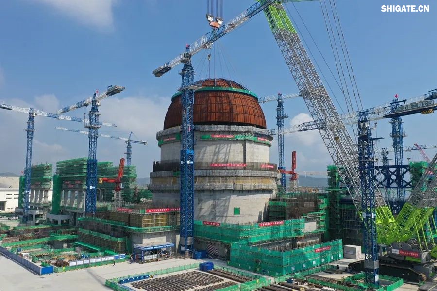 近日，“華龍一號(hào)”批量化建設(shè)項(xiàng)目——漳州核電項(xiàng)目2號(hào)機(jī)組熱態(tài)性能試驗(yàn)順利完成。河鋼集團(tuán)舞鋼公司生產(chǎn)的高端核電鋼板批量應(yīng)用在漳州核電項(xiàng)目1~4號(hào)機(jī)組的穩(wěn)壓器、蒸汽發(fā)生器、人員閘門(mén)、設(shè)備閘門(mén)、硼注箱等核島級(jí)關(guān)鍵設(shè)備制造。  舞鋼公司堅(jiān)定特鋼思路，依托自身深厚的技術(shù)積淀，不斷開(kāi)發(fā)更多滿(mǎn)足市場(chǎng)需求的高端核電鋼。針對(duì)漳州核電項(xiàng)目用鋼特點(diǎn)，舞鋼公司組建專(zhuān)項(xiàng)技術(shù)團(tuán)隊(duì)，進(jìn)一步完善核電鋼板質(zhì)量保證體系，優(yōu)化冶煉、軋制與熱處理工藝，確保了生產(chǎn)出的高端核電用鋼板性能穩(wěn)定，滿(mǎn)足了客戶(hù)需求，成功實(shí)現(xiàn)批量應(yīng)用，為“華龍一號(hào)”核電項(xiàng)目建設(shè)提供了重要的材料保障，助力我國(guó)核電產(chǎn)業(yè)發(fā)展。     b5c22239-6b29-4959-9963-b9c789c943c8.jpg     漳州核電項(xiàng)目是我國(guó)自主三代核電技術(shù)“華龍一號(hào)”批量化建設(shè)的始發(fā)地，也是全球最大的“華龍一號(hào)”核電基地，規(guī)劃建設(shè)6臺(tái)“華龍一號(hào)”核電機(jī)組，總裝機(jī)容量720萬(wàn)千瓦，全部投產(chǎn)后年發(fā)電量超600億千瓦時(shí)。  從秦山核電站到漳州核電項(xiàng)目，從常規(guī)島到核島，舞鋼公司生產(chǎn)的核電鋼板深度參與了我國(guó)眾多核電項(xiàng)目建設(shè)。隨著“華龍一號(hào)”批量化建設(shè)的快速推進(jìn)，舞鋼公司將繼續(xù)以“科技創(chuàng)新和技術(shù)營(yíng)銷(xiāo)”為兩大引擎，助推“雙碳”目標(biāo)實(shí)現(xiàn)，促進(jìn)全球清潔能源發(fā)展貢獻(xiàn)“中國(guó)方案”。